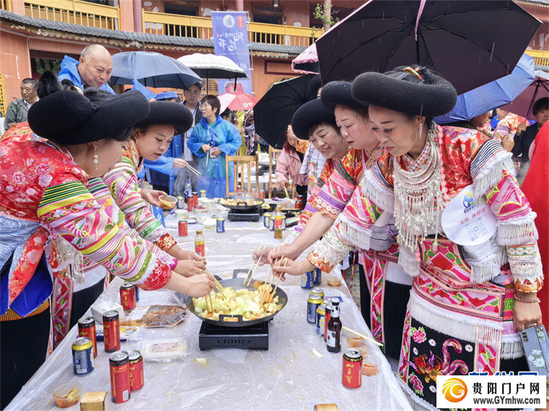 贵州六盘水：欢度四月八“跳花节”