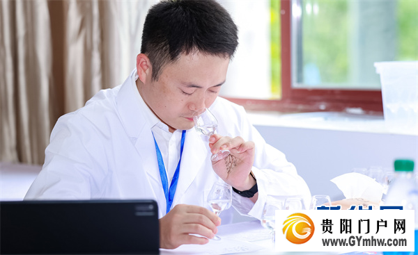 90名酒体设计师在茅台展开“舌尖上”的比拼(图3) 90名酒体设计师在茅台展开“舌尖上”的比拼(图3)