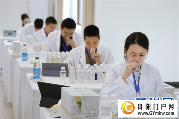 90名酒体设计师在茅台展开“舌尖上”的比拼(图5) 90名酒体设计师在茅台展开“舌尖上”的比拼(图5)