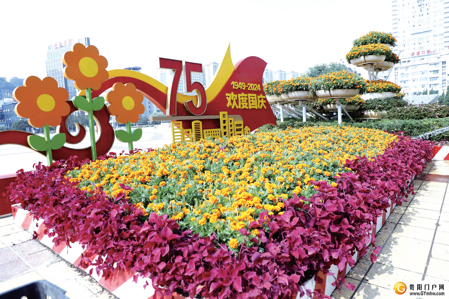 喜迎国庆 凉都街头飘起“中国红”(图1) 喜迎国庆 凉都街头飘起“中国红”(图1)