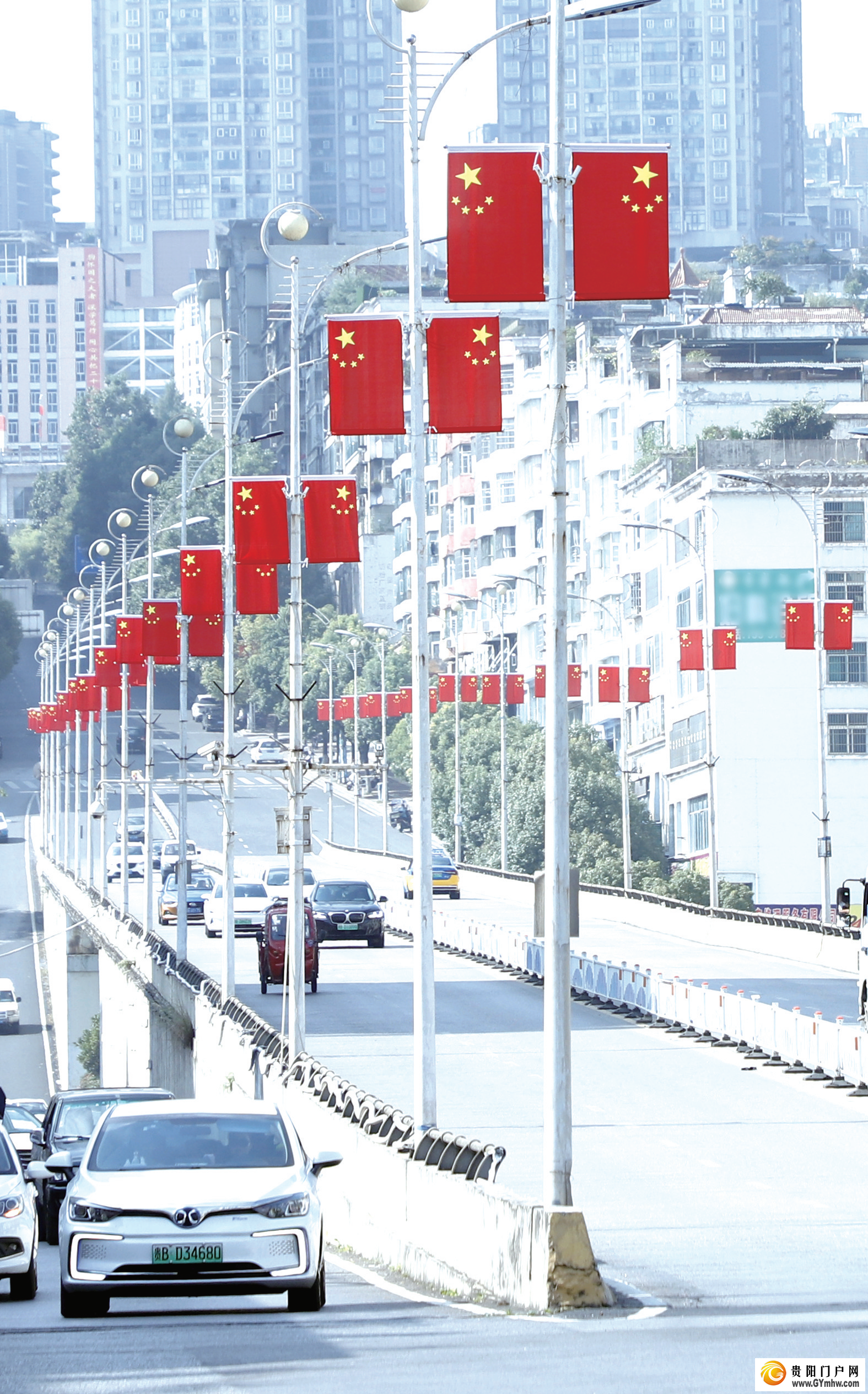 喜迎国庆 凉都街头飘起“中国红”(图2) 喜迎国庆 凉都街头飘起“中国红”(图2)