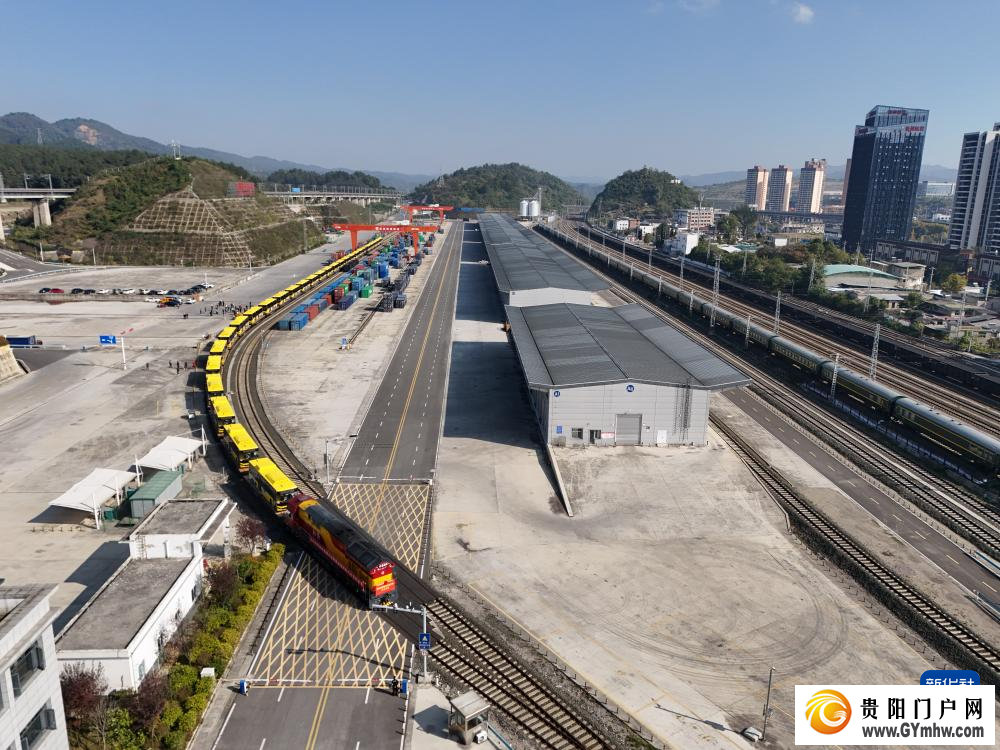 贵州开行首趟中老跨境货物列车汽车专列(图2) 贵州开行首趟中老跨境货物列车汽车专列(图2)