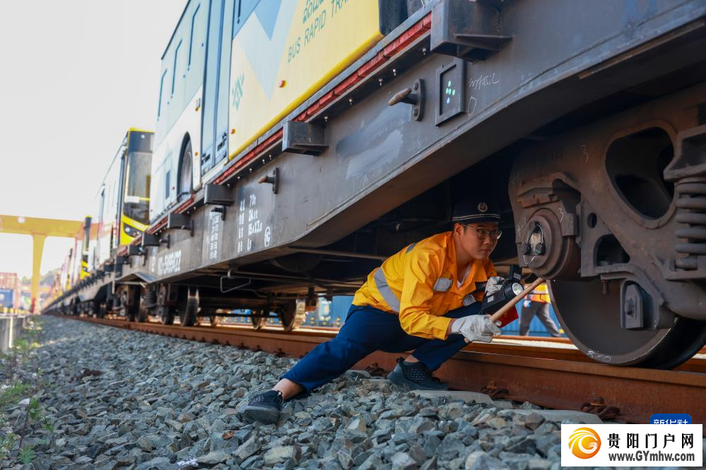 贵州开行首趟中老跨境货物列车汽车专列(图4) 贵州开行首趟中老跨境货物列车汽车专列(图4)