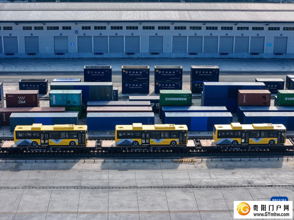 贵州开行首趟中老跨境货物列车汽车专列(图5) 贵州开行首趟中老跨境货物列车汽车专列(图5)