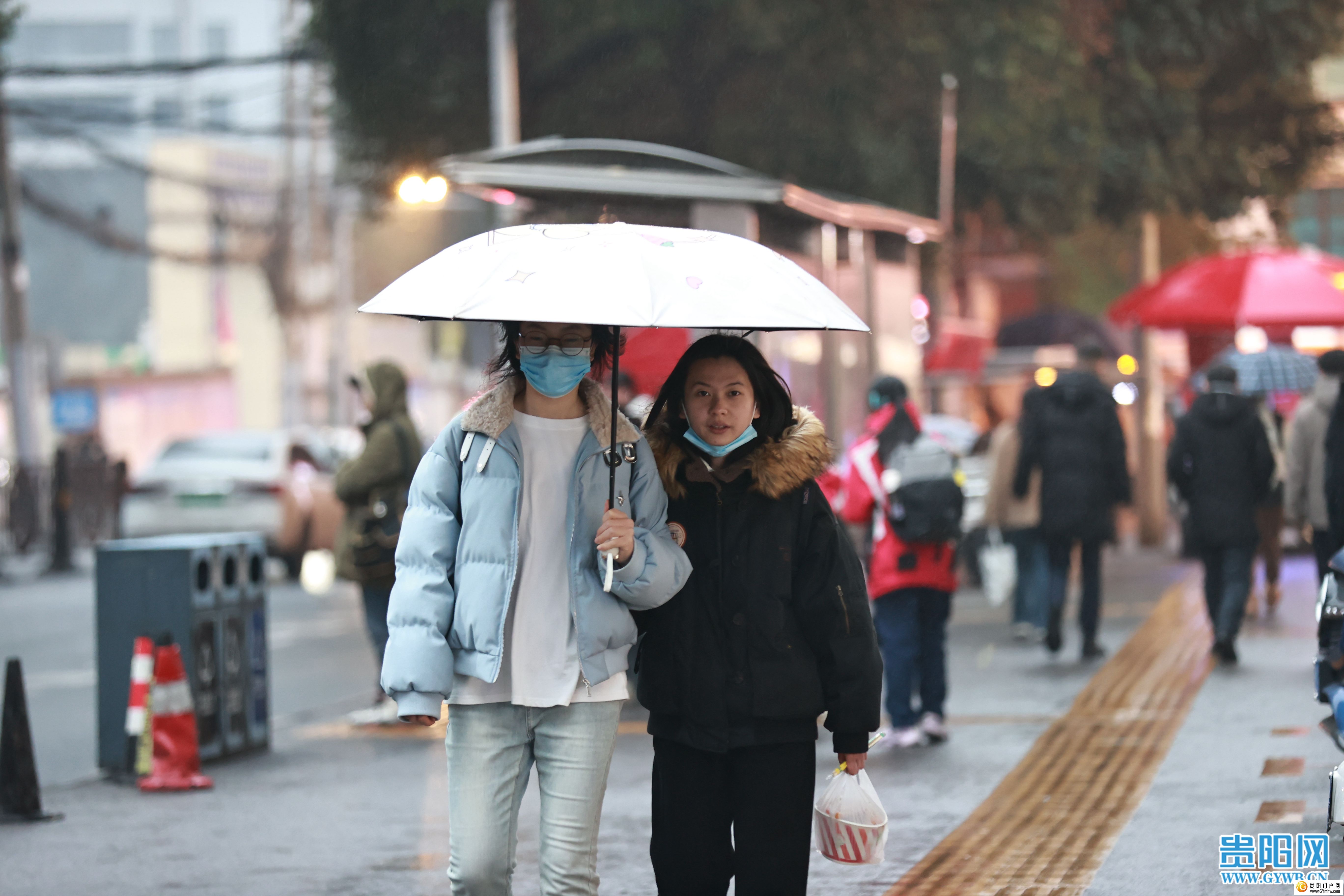 贵阳近日降温降雨,出行必备:棉衣+雨伞!(图1) 贵阳近日降温降雨,出行必备:棉衣+雨伞!(图1)